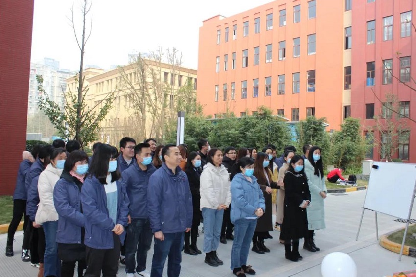 圣誕老人不僅帶來了糖果、蛋糕、還有無盡歡笑，因為他叫“水思源”