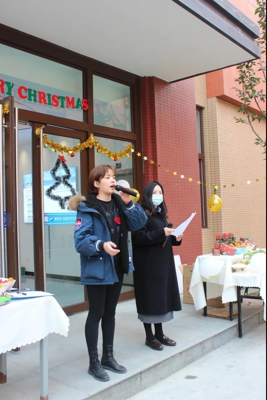 圣誕老人不僅帶來了糖果、蛋糕、還有無盡歡笑，因為他叫“水思源”