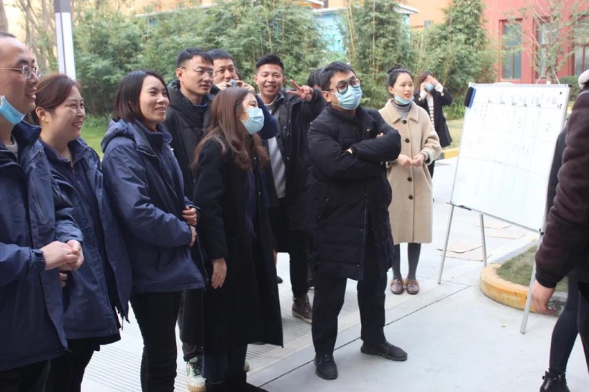 圣誕老人不僅帶來了糖果、蛋糕、還有無盡歡笑，因為他叫“水思源”